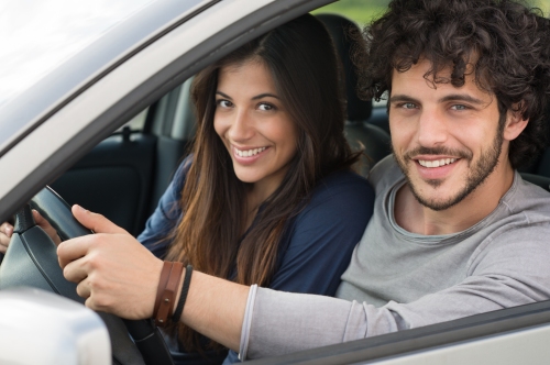 un couple en voiture